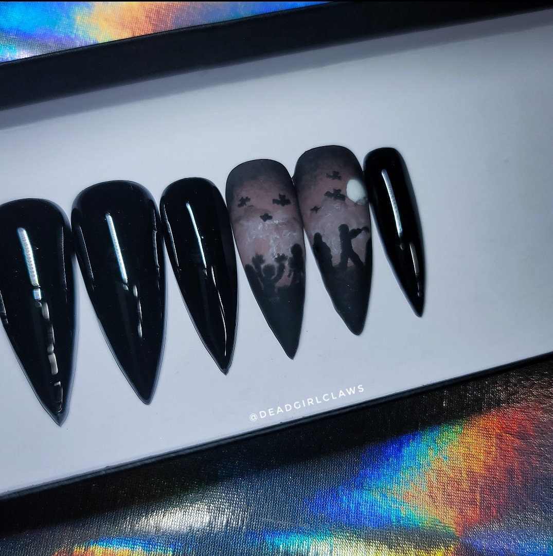 Living Dead Press on Nail Set (Glow in the Dark)